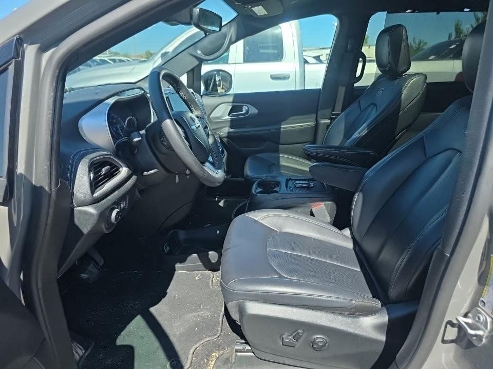 Used 2024 Chrysler Pacifica Touring-L w/ S Appearance Package FWD image 5