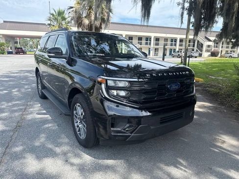 Used 2025 Ford Expedition Active RWD image 3