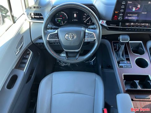 Certified 2024 Toyota Sienna XLE FWD image 17
