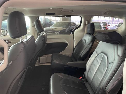 Used 2018 Chrysler Pacifica Touring-L image 19