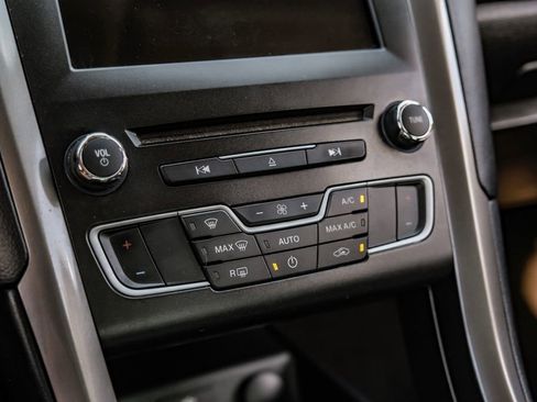 Used 2018 Ford Fusion SE w/ Fusion SE Technology Package image 25