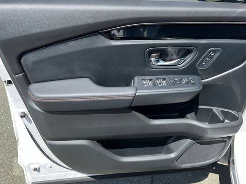 Used 2025 Honda Pilot TrailSport image 17