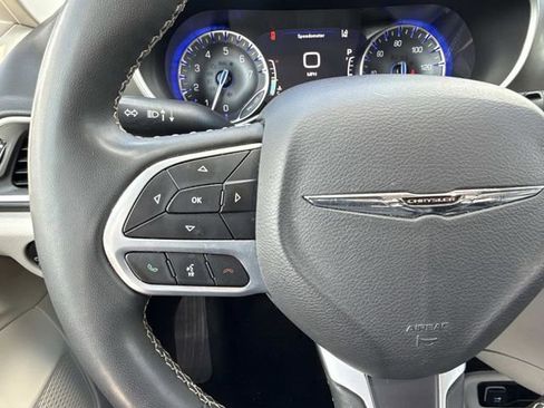 Used 2023 Chrysler Pacifica Touring-L FWD image 17