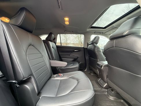 Used 2022 Toyota Highlander XLE image 42
