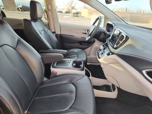 Used 2022 Chrysler Pacifica Touring-L image 20