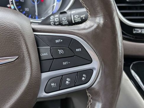 Used 2021 Chrysler Pacifica Touring-L FWD image 25