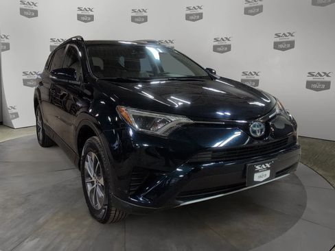 Used 2018 Toyota RAV4 LE image 1