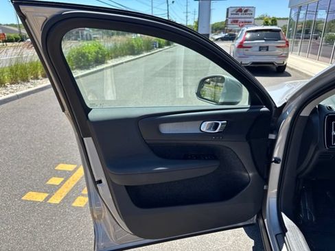 Certified 2025 Volvo XC40 B5 Core AWD/4WD image 19