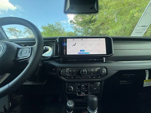 New 2026 Jeep Gladiator Sport AWD/4WD image 17