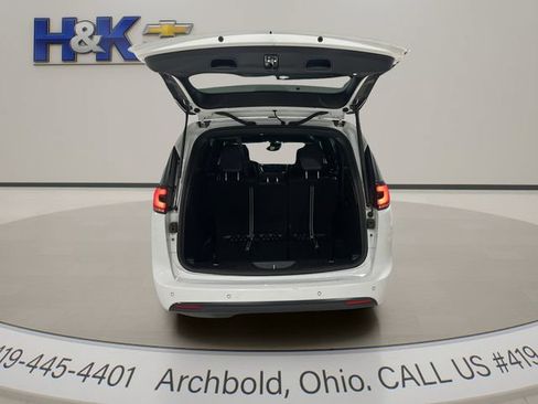 Used 2024 Chrysler Pacifica Limited FWD image 25
