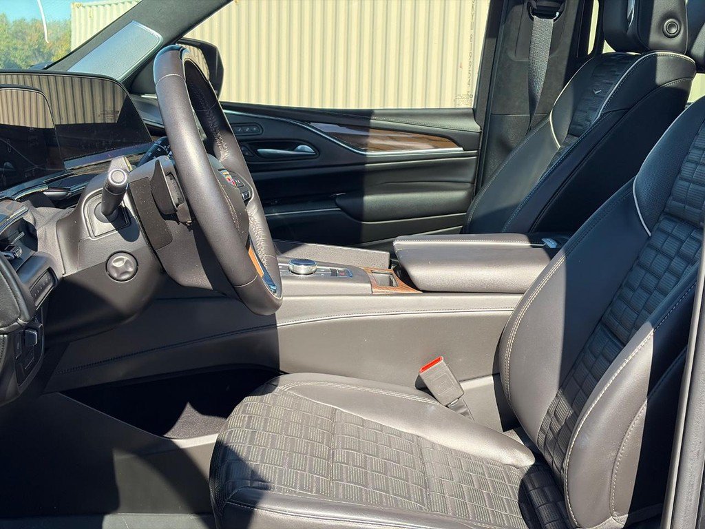 Used 2023 Cadillac Escalade Premium Luxury Platinum w/ Heavy-Duty Trailer Package AWD/4WD image 3