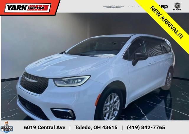 Used 2023 Chrysler Pacifica Touring-L FWD image 1
