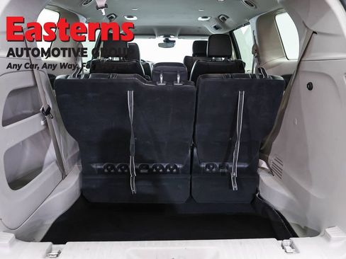 Used 2023 Chrysler Pacifica Touring-L FWD image 9
