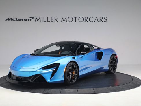Used 2023 McLaren Artura image 2