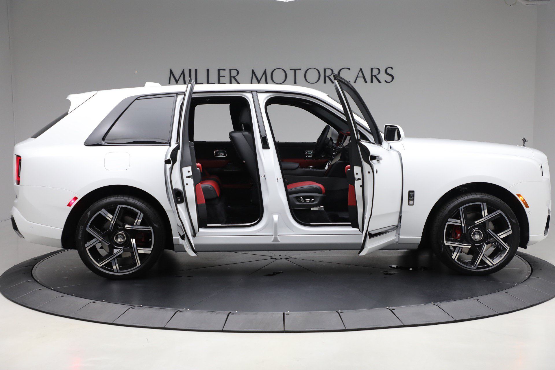 Certified 2025 Rolls-Royce Cullinan Black Badge AWD/4WD image 17