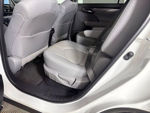 Used 2022 Toyota Highlander Limited FWD image 23