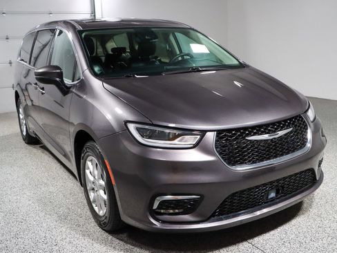Used 2023 Chrysler Pacifica Touring-L image 5