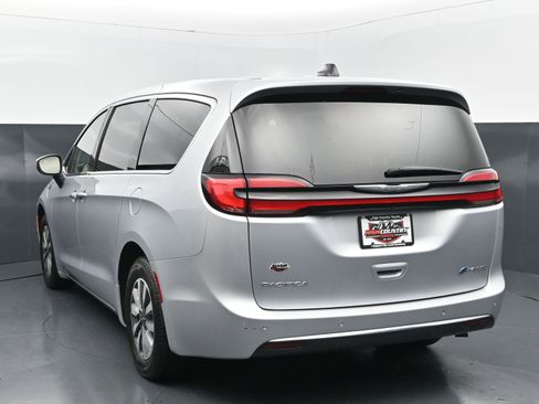 Used 2023 Chrysler Pacifica Touring-L FWD image 4