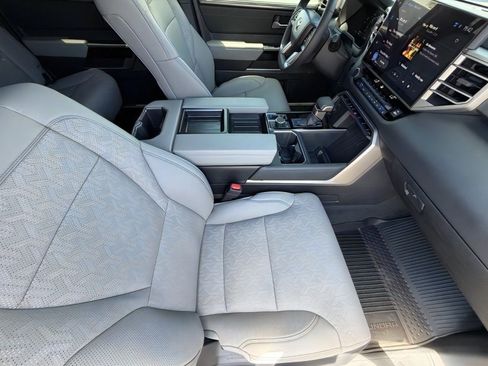 Used 2025 Toyota Tundra Limited AWD/4WD image 11