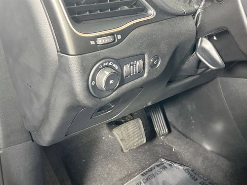 Used 2022 Jeep Cherokee Trailhawk w/ Premium Leather Package image 10