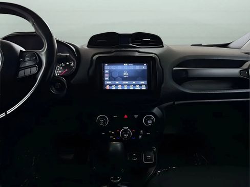 Used 2018 Jeep Renegade Altitude FWD image 19
