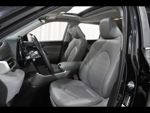 Used 2023 Toyota Highlander XLE image 5