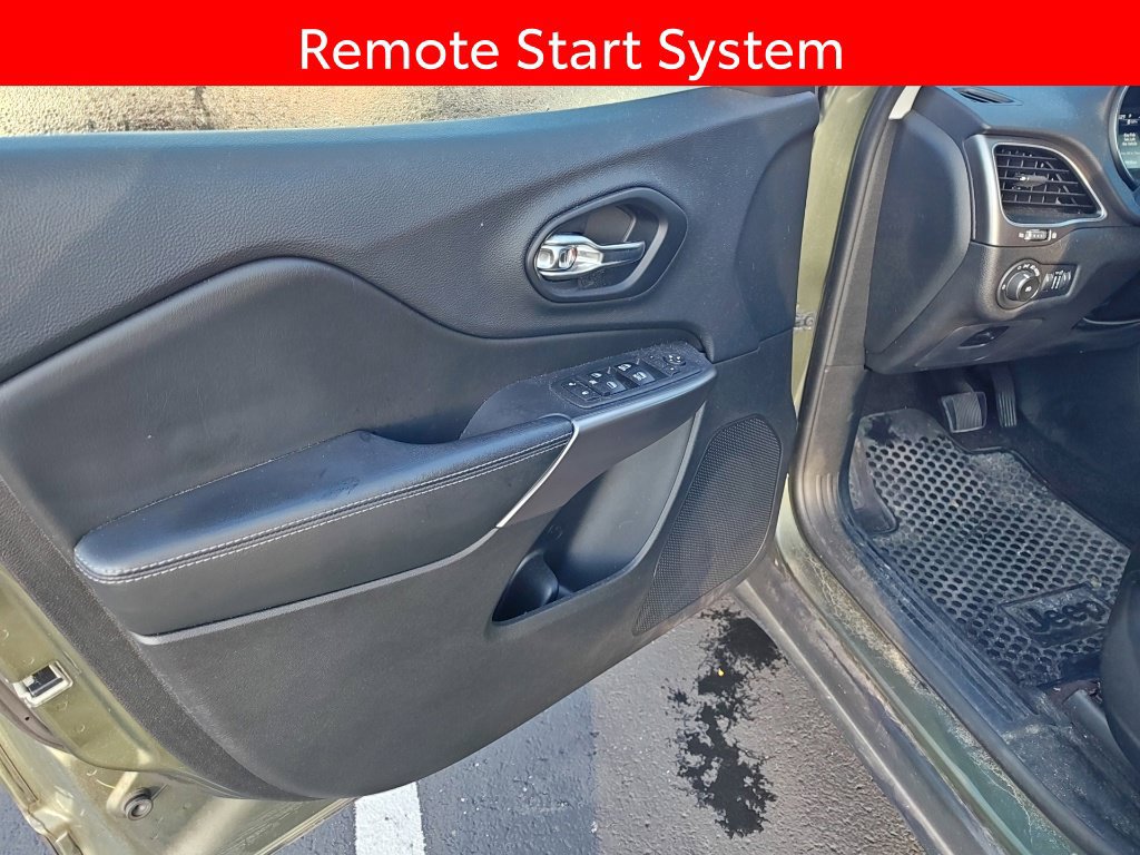 Used 2019 Jeep Cherokee Latitude Plus w/ Cold Weather Group AWD/4WD image 5