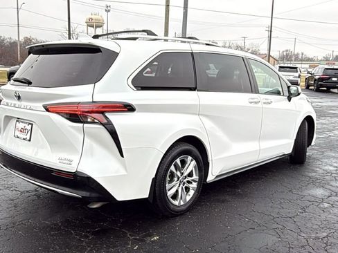 Certified 2024 Toyota Sienna Limited image 9