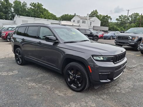 Used 2023 Jeep Grand Cherokee L Limited w/ Black Appearance Package AWD/4WD image 4