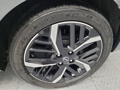 Used 2024 Nissan Versa SR FWD image 31