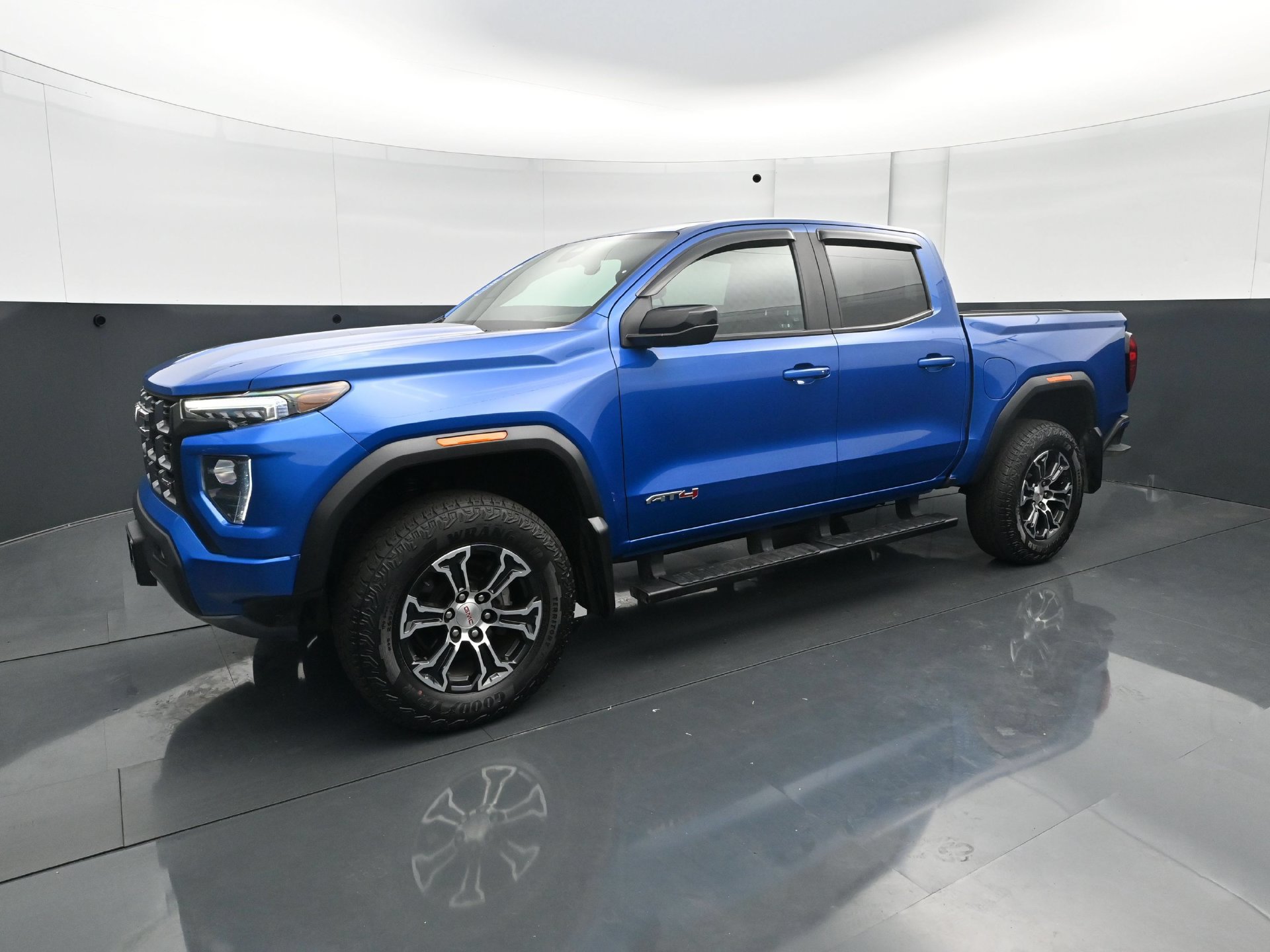 Used 2023 GMC Canyon AT4 w/ AT4 Premium Package AWD/4WD image 2