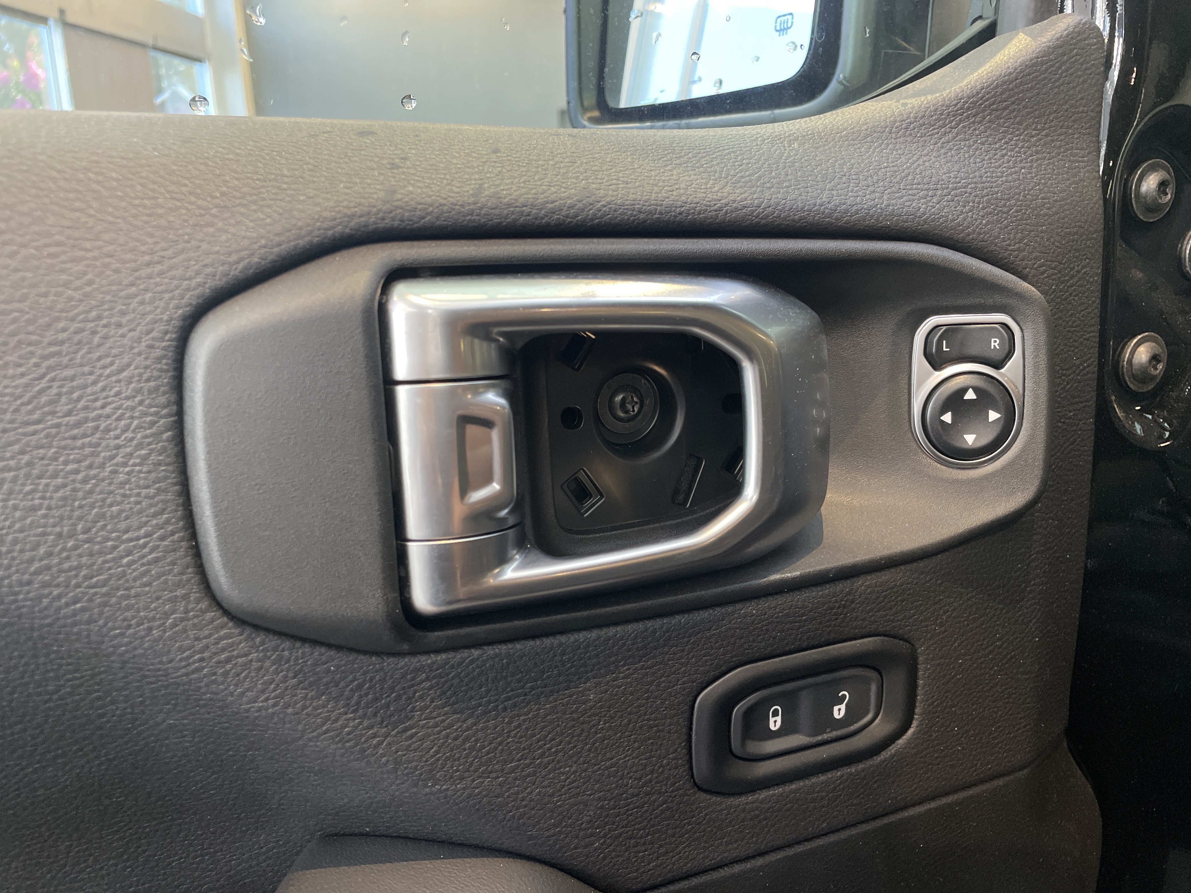 Used 2024 Jeep Wrangler Unlimited Sahara w/ Technology Group AWD/4WD image 15