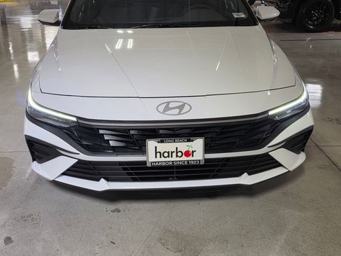 Certified 2025 Hyundai Elantra SE FWD image 9