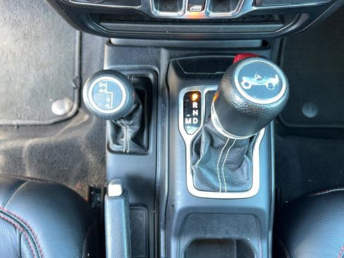 Used 2019 Jeep Wrangler Unlimited Sahara w/ Uconnect 4C Nav & Sound Group AWD/4WD image 19