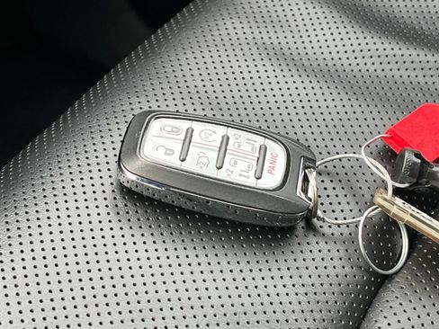 Used 2025 Chrysler Pacifica Limited image 21