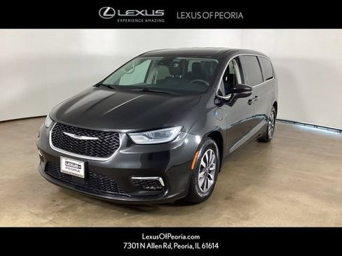 Used 2023 Chrysler Pacifica Touring-L FWD image 1