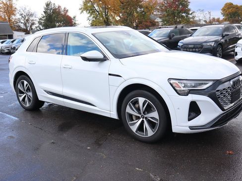 Used 2024 Audi Q8 e-tron Premium Plus w/ Premium Plus Package image 3