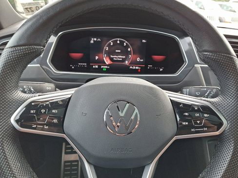 Used 2022 Volkswagen Tiguan SE R-Line image 19