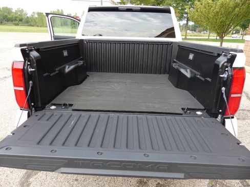 Used 2025 Toyota Tacoma SR5 AWD/4WD image 50