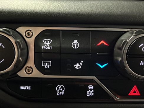 Used 2024 Jeep Wrangler Unlimited Sahara AWD/4WD image 29