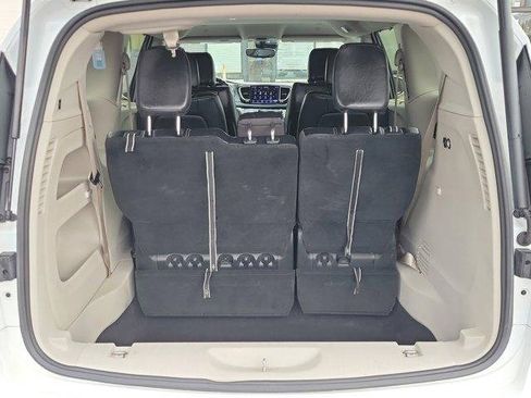 Used 2022 Chrysler Pacifica Touring-L image 7