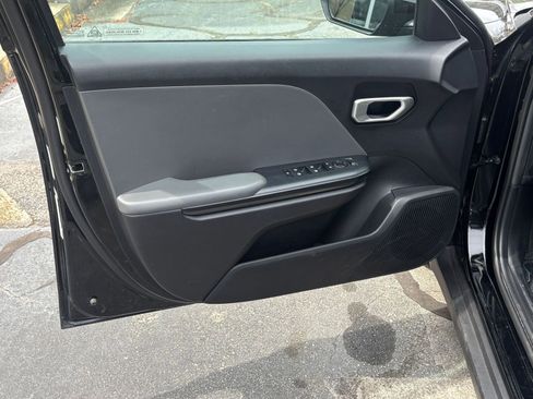 Used 2025 Kia K4 LXS image 23