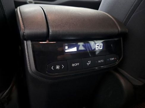 Used 2021 Toyota Highlander L FWD image 11