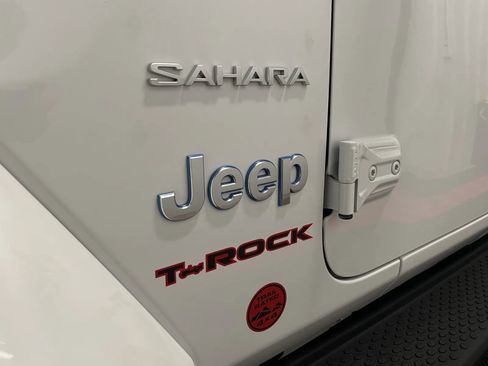 Used 2021 Jeep Wrangler Unlimited Sahara w/ Cold Weather Group AWD/4WD image 16
