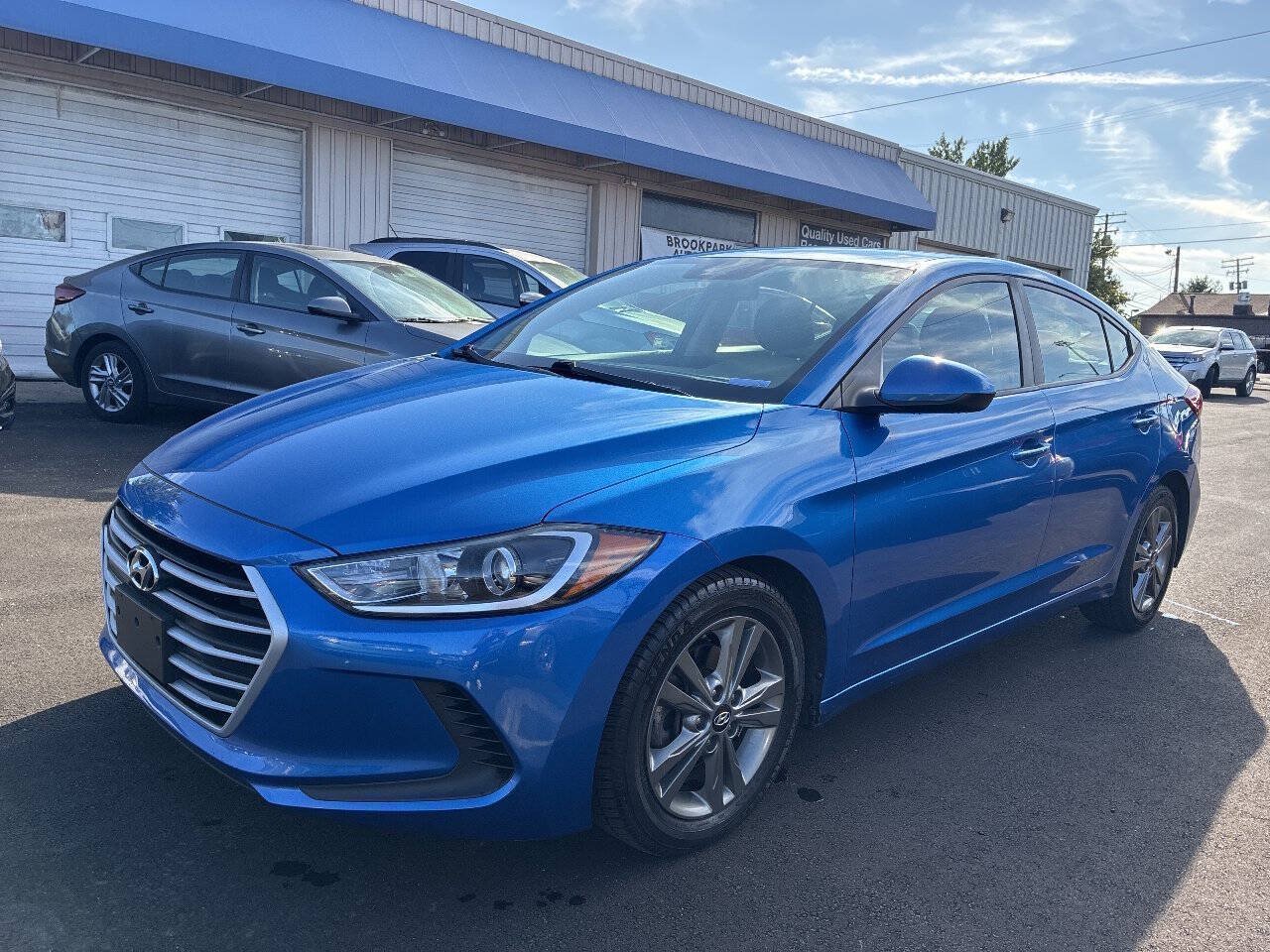 Used 2017 Hyundai Elantra SE FWD image 2