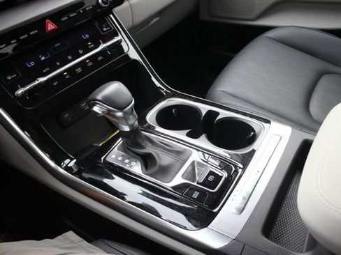 Used 2024 Kia Carnival EX FWD image 13