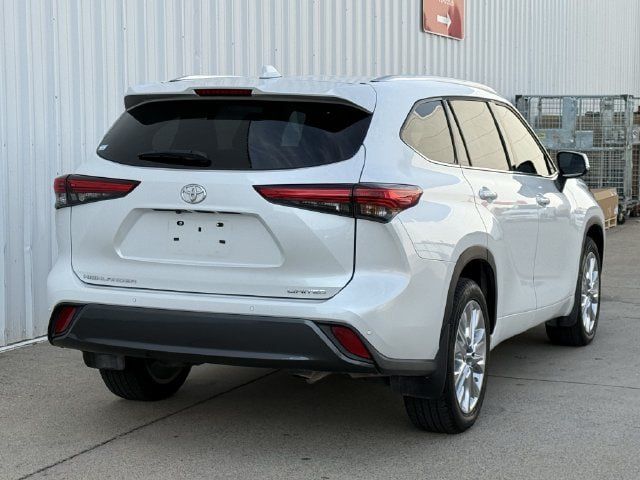 Used 2023 Toyota Highlander Limited FWD image 4