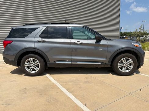 Used 2024 Ford Explorer XLT AWD/4WD image 2