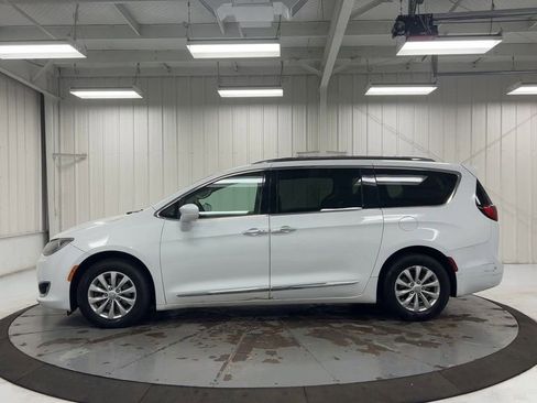 Used 2018 Chrysler Pacifica Touring-L FWD image 5