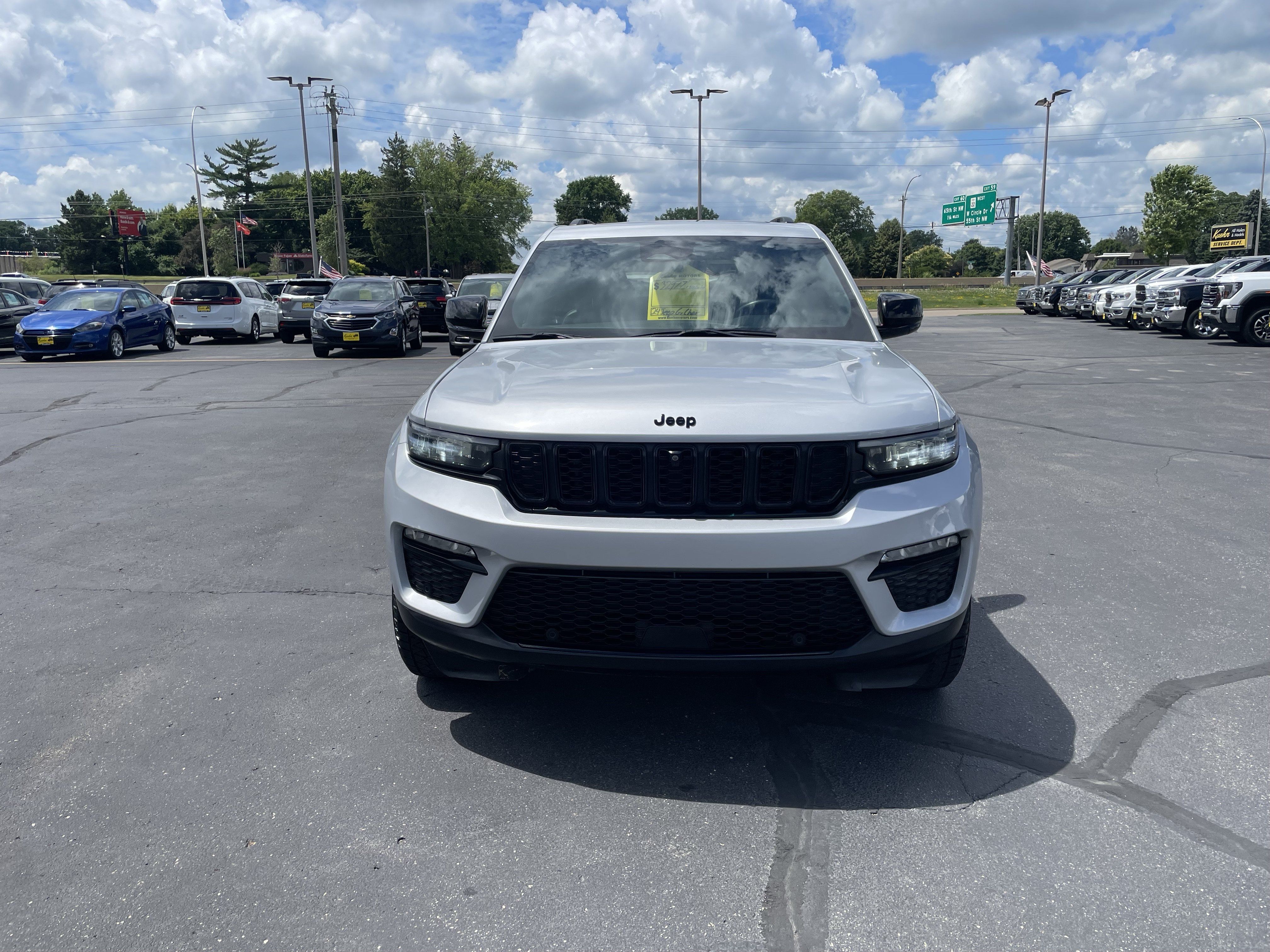 Used 2024 Jeep Grand Cherokee Limited w/ Luxury Tech Group II AWD/4WD image 3